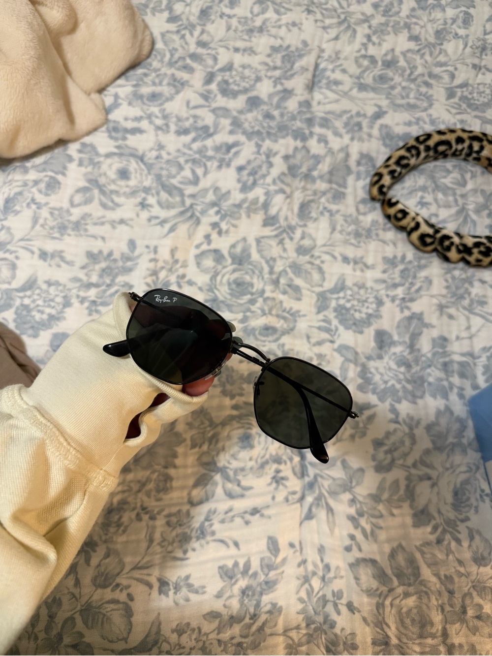 Ray-Ban Black Metal Aviator Sunglasses with Dark Lenses